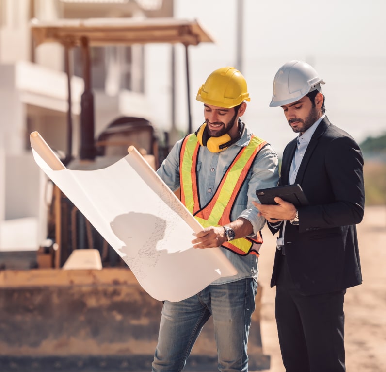 Equipe analisando projeto em obra